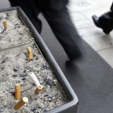 A partir du 1er juin, il sera interdit de fumer dans certains espaces extérieurs à Genève, comme les aires de jeux, les arrêts de bus et les terrains des structures d'accueil préscolaire jusqu'à ceux de l'Université (illustration).