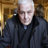 L'écrivain français Philippe Sollers est décédé vendredi à l'âge de 86 ans. Sur cette photo, il pose devant un manuscrit écrit par le libertin du XVIIIe siècle Giacomo Casanova, exposé au ministère français de la Culture à Paris en février 2010....
