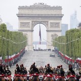Accompagné par la Garde républicaine, Emmanuel Macron a remonté les Champs-Elysées, dans sa voiture, vitres fermées devant seulement quelques dizaines de curieux.