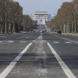 Une reconstitution d'une salle de classe, avec pupitres, estrade et tableau noir, sera installée sur 6600 m2 sur les Champs Elysées (archives).
