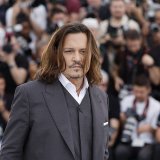 Johnny Depp était à Cannes pour présenter le film "Jeanne du Barry" de Maïwenn dans lequel il interprète Louis XV.