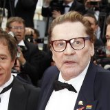 Helmut Berger (à droite) avait interprété Yves Saint-Laurent âgé dans le film de Bertrand Bonello (à gauche) (archives).