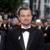 Leonardo DiCaprio entouré de ses illustres aînés Martin Scorsese et Robert De Niro s'apprêtent à monter les marches à Cannes. C'est la première fois que Scorsese réunit ses deux acteurs fétiches.