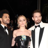 Abel Tesfaye, Lily-Rose Depp et le réalisateur Sam Levinson sur le tapis rouge de Cannes.