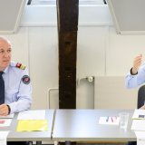 Le municipal lausannois en charge de la sécurité Pierre-Antoine Hildbrand (à droite) et le commandant de la police de Lausanne Olivier Botteron (à gauche) ont décidé de proposer des cafés-rencontres entre les agents et la population (archives)....