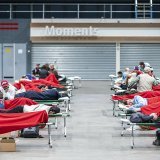 Des centaines de voyageurs ont été contraints de dormir dans des gares ou dans une salle de spectacles.