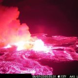 Cette image de webcam fournie par l'U.S. Geological Survey montre l'éruption au sommet du Kilauea mercredi. Il est un des volcans les plus actifs au monde, entré en éruption de septembre 2021 à décembre 2022.