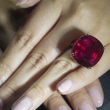 L'Estrela de Fura est le plus gros rubis jamais mis aux enchères. Il a été adjugé pour 34,8 millions de dollars.