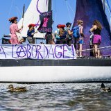 Un voilier aux couleurs de la Grève féministe a accosté à Ouchy.