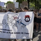 Issus des cercles de la Jeunesse socialiste, de Campax et du collectif féministe de Berne, les manifestants se sont opposés à la violence sexualisée par des chorégraphies et des banderoles.