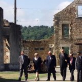 Oradour est le seul village martyr encore debout et a besoin d'être restauré. Ici, une photo de 1999, avec notamment le président français d'alors Jacques Chirac. (archives)