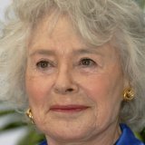 Femme de lettres, journaliste pendant 35 ans au "Monde", Claude Sarraute a aussi été un pilier des émissions de Laurent Ruquier à la télévision et des "Grosses têtes" à la radio.