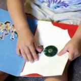 Les accidents graves d'enfants ayant avalé une pile bouton sont très rares en Suisse (photo d'illustration).