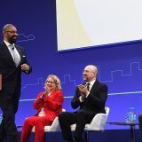 Iganzio Cassis (à droite) a participé à la cérémonie de clôture de la conférence au côté de son homologue britannique James Cleverly, de la ministre allemande de l'économie Svenja Schulze et du premier ministre ukrainien Denys Chmygal (de gauche à...