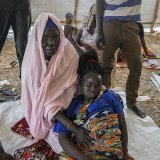 Selon l'OMS, 11 millions de personnes ont besoin d'une assistance sanitaire. Et l'ONU estime que 25 des 48 millions de Soudanais ne peuvent survivre sans aide humanitaire.