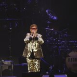 "C'est une soirée très spéciale et émouvante pour moi", a déclaré Elton John, tout de doré vêtu, lors de son dernier concert en Grande-Bretagne.