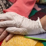 Le travail des proches aidants est essentiel pour permettre aux personnes âgées de rester chez elles (image d'illustration).