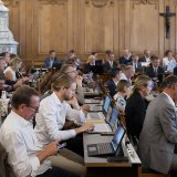 Les députés fribourgeois ont finalement voté un décret intégrant non seulement une prolongation en vue d'une votation populaire sur l'initiative "Pour des primes abordables", mais aussi une aide urgente de 5 millions de francs pour les assurés les...