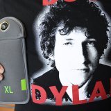 Les spectateurs ont dû enfermer leur portable dans une pochette avant de pouvoir pénétrer au Stravinski pour écouter le concert de Bob Dylan samedi au Montreux Jazz Festival.