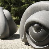 Ces yeux sculptés par Louise Bourgeois dans du granit noir sont aussi des bancs. Ils sont exposés dans le parc du Musée Kirchner à Davos (GR).
