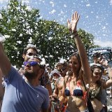 La Lake Parade a fait son retour samedi à Genève, après six ans d'absence. Elle a réuni fans de techno et curieux dans une ambiance bon enfant.