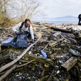Des benevoles en action ramassent des dechets principalement du plastique et du sagex lors de l'action nettoyage de la Reserve du Fort sur les berges du Leman ce samedi 7 avril 2018 a Noville.
