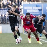 Itaitinga, attaquant du FC Sion, entouré par plusieurs adversaires du FC Zurich