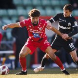 Denis-Will Poha à la lutte avec un joueur du FC Zurich