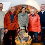 Michelle Gisin entourée de gauche à droite, par Daniel Bollinger, CEO ad interim de Crans-Montana 2027, Marius Robyr, president des courses de Crans-Montana, Hugo Steinegger, responsable communication des courses et Nicolas Feraud, president de la commune