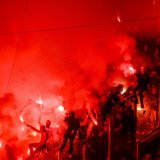 Les supporters du FC Sion allument des fumigènes lors de la rencontre contre le Servette FC le samedi 13 mai 2023 au stade de Geneve.
