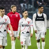 Les joueurs du FC Sion, tête basse, après la défaite 5-0 au Stade de Genève