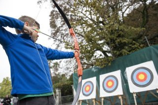 Image d'illustration - Un jeune qui pratique le tir à l'arc