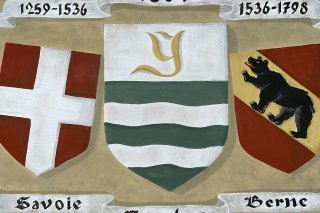 Le panneau armorié qui sera installé lundi au château d'Yverdon-les-Bains et officiellement inauguré mardi, représente les écus d'Yverdon (1804) au centre, de Savoie (1259-1536) à gauche et de Berne (1536-1798) à droite, sur un fond beige foncé....
