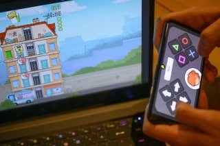 "Let's Help Together", jeu vidéo de la Croix-Rouge vaudoise, se joue sur un ordinateur portable et à l'aide d'un téléphone mobile comme manette.