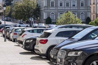 Le Grand Conseil a approuvé le plan d'actions du stationnement 2020-2025 du gouvernement. En réduisant les places sur le domaine public, cette stratégie doit contribuer à diminuer de 40% le trafic motorisé individuel d'ici à 2030 (illustration)....