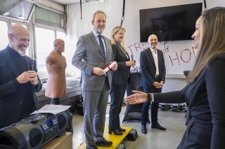 Les certificats d'agent de sécurité et d'agent de régulation du trafic ont été remis à des bénéficiaires de l'Hospice général en présence du conseiller d'Etat Thierry Aporthéloz, de la commandante de la police Monica Bonfanti et du directeur de l'...