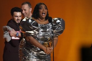 Lizzo prend sa revanche après avoir été devancée en 2020 par Billie Eilish dans cette catégorie.