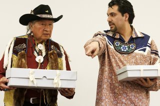 Clayton Logan, représentant de la nation Sénéca ici à gauche, et Brennen Ferguson, représentant de la nation Tuscarora, à droite, ont récupéré deux objets sacrés qui étaient exposés dans les vitrines du Musée d'ethographie de Genève (MEG)....