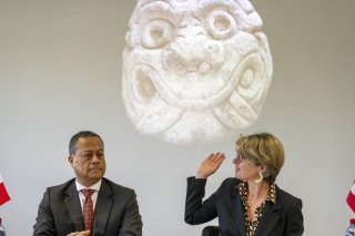 C'est la directrice de l'OFC Carine Bachmann qui a remis la sculpture à l'ambassadeur Luis Alberto Castro Joo.