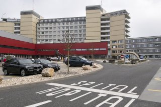 En raison de la baisse des cas de Covid-19, l'obligation du port du masque sera levée dès mercredi à l'Hôpital fribourgeois (photo prétexte).