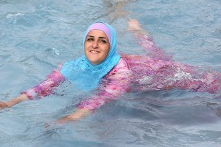 L'UDC Genève ne veut pas autoriser le port du burkini dans les piscines de la Ville de Genève. Il a lancé un référendum contre un changement réglementaire allant dans ce sens (image d'illustration).