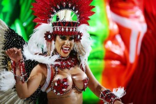 Les défilés du carnaval de Rio font leur grand retour après l'annulation et le report de plusieurs éditions en raison du Covid.