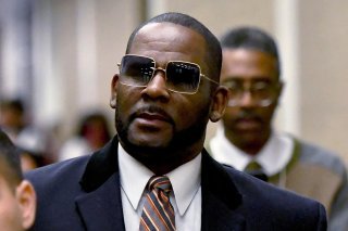 Déjà condamné à 30 ans, l'ex-star du R&B, R. Kelly écope de 20 ans supplémentaires de réclusion pour pédopornographie.