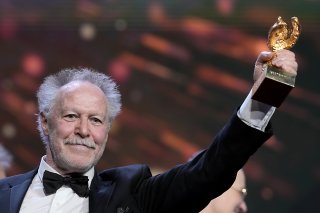 Deux décennies après l'immense succès de "Etre et avoir", Nicolas Philibert quitte les bancs de l'école pour une plongée dans l'univers psychiatrique, premier film d'une trilogie à ce sujet.