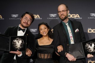 Les réalisateurs "Everything Everywhere All at Once," Daniel Kwan et Daniel Scheinert, entourent la présentatrice de la soirée, Stephanie Hsu.