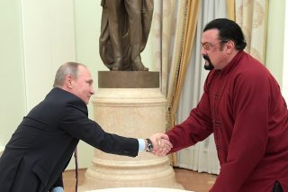 En 2016, l'acteur américain Steven Seagal avait reçu un passeport russe des mains de Vladimir Poutine. (archives)