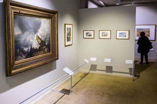 Une personne regarde une peinture de l'artiste William Turner "La Chute d'une avalanche dans les Grisons" lors de l'exposition "The Sun is God" en collaboration avec la Tate de Londres, à la Fondation Gianadda à Martigny.