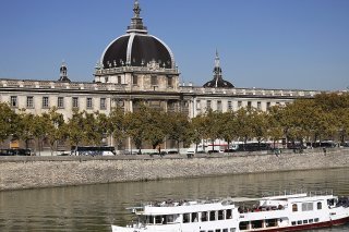 Long de 810 kilomètres, le Rhône, qui prend sa source en Suisse, est un des plus grands fleuves européens, et, avec un débit moyen de 1700 m3/s à l'embouchure, le plus puissant de France métropolitaine. Ici, à Lyon.