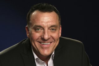 Durant un parcours de vie mouvementé, Tom Sizemore a lutté contre la dépendance et a été emprisonné à plusieurs reprises, notamment après avoir agressé sa compagne.
