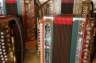 Les Schwyzerörgeli, ou "schwyzoise", ces accordéons traditionnels au son particulier sont aussi appelés Langnauerörgli, selon la région.